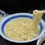 中華そば べんてん - 席間が狭いので、お隣とつけ麺通しだと器がぶつかります！(笑)