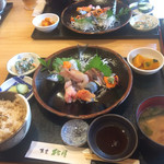 食堂 松月 - 刺身盛り合わせ…マグロ、鯛入っていません。
      この店でなければ食べれない魚を食べて下さい。