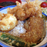 天丼・天ぷら本舗 さん天 - 鶏親子天丼＋サラダみそ汁セット(690円)