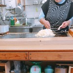 Okonomiyaki Shouman - その上にキャベツとモヤシ、豚肉などを載せます。（2017.5 byジプシーくん）