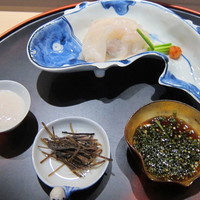 お料理 佐藤 - 肝付きオコゼ刺身、白子と塩昆布付き。ちょっと食べちゃいました。