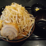 荒井らーめん（麺大盛り、野菜メガ盛り）…税込820円