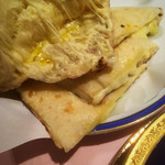 ヒマラヤ 川崎店 - チーズナンの中身。チーズがよく伸びます。