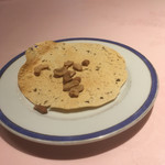 ヒマラヤ - サービスのパバド。ナッツ付き。