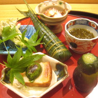 日本料理 太月 - 八寸？（タコの柔らか煮、タラの芽の天麩羅、コハダのちまき寿司？、モズク酢、生麩田楽？、ちゃせんなす？）