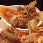 福の市 - マーラー刀削麺の具材をリフトす