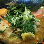 家系総本山 ラーメン 吉村家 - 中ラーメン(野菜畑+生卵)  \740+50+20