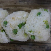 坂ぐち - うすい豆ご飯のお握り