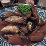 久岡家  - ブリ大根はアラ炊きで出て来ました。
            
            じっくり煮込まれた濃い味付けでお酒にピッタリ。