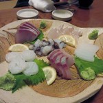 Hisaoka ya - 先ずは玄界灘の新鮮な魚を使ったお刺身の盛り合わせ。
                        
                        美味しい魚は福岡の宴会の醍醐味ですね。