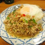 タイ屋台料理ヌードル＆ライス TUKTUK - ガイパップリラーカオ９５０円也