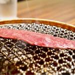 炭火焼肉KINOE - 一枚ずつ焼きます。