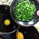 手打うどん くうかい - 薬味を投入して食う。最初はネギのみ、次にショウガ、最後に天ｶｽ。