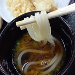 手打うどん くうかい - 最終的に天カスを入れて食えば、くうかいフルコースのフィニッシュだ！