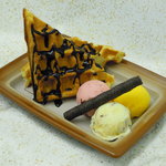 カンパネッラ - ３びきの子ぶた（ワッフル＋ミニアイス３個）