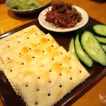 ざんぐり綾富 - 自家製コンビーフとクラッカー