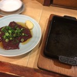 生牛レバーは鉄板で焼く