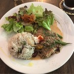 67225388 - 挽き肉とおからのスパイスクリーム煮(雑穀米付き)。
                      税込1150円。
                      美味し。