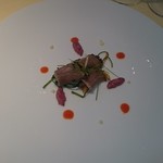 シェ松尾・松濤レストラン - 島根県産天然鰤のエスカロップ胡麻を纏って
            色鮮やかな赤パプリカのクーリ
            