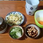 原口そば - お通しの白菜漬（薄味でおいしい）  とトッピングの『生卵』