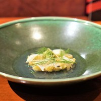 Restaurant Re: - 蕗の薹のフリット、 アワビのスライス、 ディル、 ハマグリのスープ