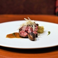Restaurant Re: - フランス産仔羊肩ロースのロティ、 自家製山ワサビのピクルス、 セルフィーユの根っこ、 ジュと黒トリュフのソース、 ピストゥソース、 金時人参とタイムのピュレ、 ローストしたさつま芋とタスマニア産粒マスタードのピュレ