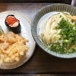 手打ちうどん 麺工棒 - かけ（ひやひや）、かきあげ、鮭おやこ、わさび菜