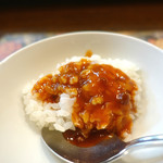 ステーキハウス キッチンリボン - ごはんの上にデミソースと玉子♪