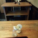 京橋 恵み屋 - 店内立ちテーブルはニ卓