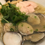 ヌードルキッチン 三匹の子ぶた - 蛤塩そば（ランチ大盛）880円