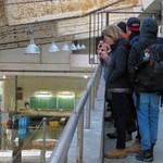 魚問屋・廻船問屋 加治安 - ドイツからの観光客が熱心に見学