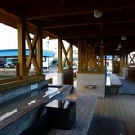 魚問屋・廻船問屋 加治安 - 港に隣接して広い足湯がある