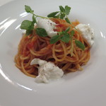 ラ ヴィオレッタ - スパゲッティ（「佐野農園」さんのフルーツトマトと水牛モッツァレラ）のアップ