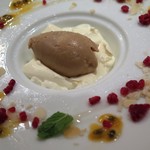 ラ ヴィオレッタ - 「アカシア蜂蜜パンナコッタ　ロイヤルミルクティーのジェラート添え」のアップ