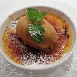 ラ ヴィオレッタ - 「祖父江産　平飼い自然卵のカタラーニャ　きび砂糖のキャラメルジェラート添え」のアップ