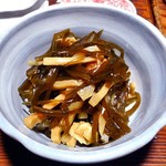 よし半 - お通し「切り昆布とタケノコの炒め煮」