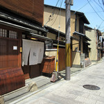 祇園 鮨 忠保 - 祇園南に誕生。名店が多い通り斜め前の鮨店とは交流があるそうです