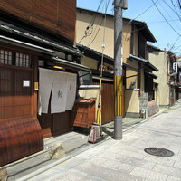 祇園 鮨 忠保 - 祇園南に誕生。名店が多い通り斜め前の鮨店とは交流があるそうです