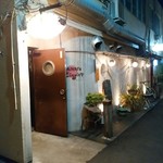 赤丸ヂンギス - 新宿荒木町の路地にお店はあります。