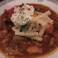 ビストロ グルートン - 羊と豚と鶏のサワークリームカレー