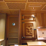 Gion Sushi Tadayasu - 天井の組子細工、木彫が印象的