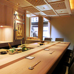 祇園 鮨 忠保 - まさに木の温もり