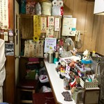 素うどん 四國屋 - ものすごい店内でしょ！