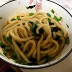 素うどん 四國屋 - 素うどんに生たまごはからめるとこんな感じ！