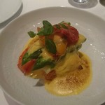 ル　ピニョン - パイ生地の上にグリーンアスパラとあおやぎを乗せたミルフィーユ仕立て