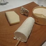 ル　ピニョン - チーズの盛り合わせウォッシュ、山羊のフレッシュ、ハード、青カビのチーズ