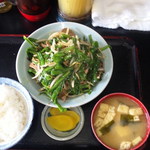 キッチンあべ - ニラレバ（小ライス，みそ汁，漬物）