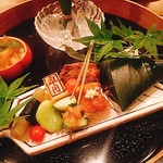 日本料理 百屋 - 厚焼き玉子、空豆、鯛の押し寿司、蕗の薹他