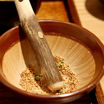Tonkyuu - 胡麻と実山椒を擦ります