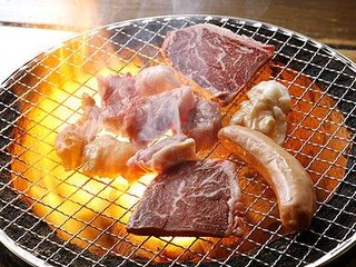 Shichirin Sumibiyakiniku Marushi - 炭火で焼かれた肉は煙にまかれることで旨みが増します。